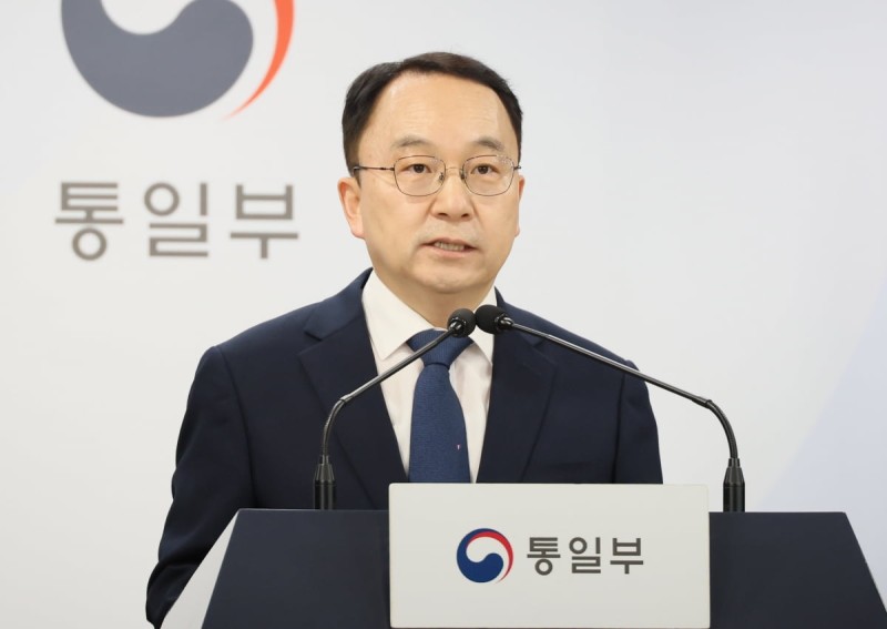 "자제 <b>요청</b>에도 <b>대북전단</b> 살포 유감"…전 정부와 입장 달라진 <b>통일부</b>