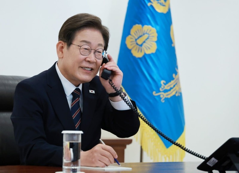 李<b>대통령</b>, 이시바 日<b>총리</b>와 첫 <b>통화</b>…"한일 협력 강화" [종합]