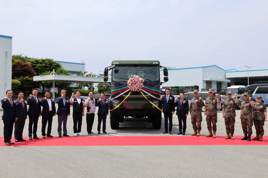 기아는 10일 오토랜드 광주 하남공장에서 차세대 중형표준차(KMTV, Kia Medium Tactical Vehicle) 양산 출고 기념식 행사를 갖고 본격 양산을 시작한다고 밝혔다. 사진은 왼쪽부터 이정기 한국자동