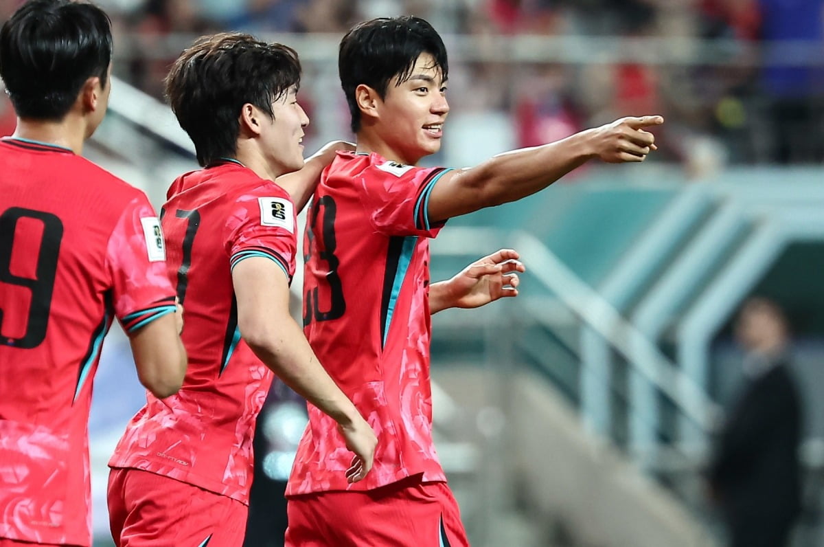홍명보 '젊은 피' 전략 통했다…한국, <b>월드컵 본선</b>행 자축 '4-0 대승'