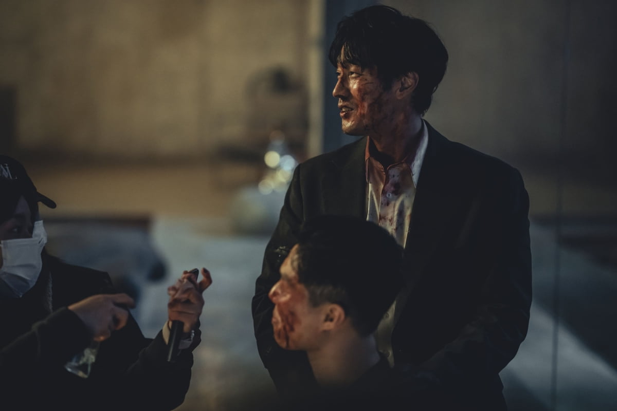 <b>소지섭</b> '피칠갑' 액션 <b>글로벌</b>서 통했다…'<b>광장</b>' 공개 3일만에 <b>2위</b>