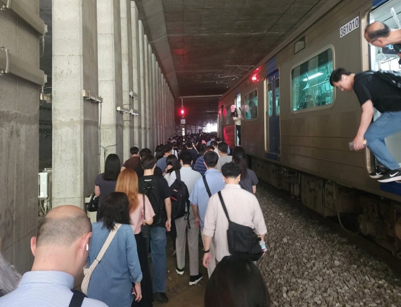 "철길 따라 수백명 탈출"…출근길 직장인들 '대혼란'