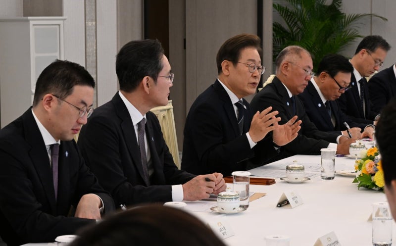 李 대통령, 재계총수 <b>간담회</b>…"<b>경제</b> 핵심은 기업…적극 지원"