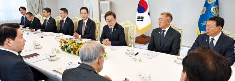 李 "경제 핵심은 <b>기업</b>…과감하게 규제 정리"