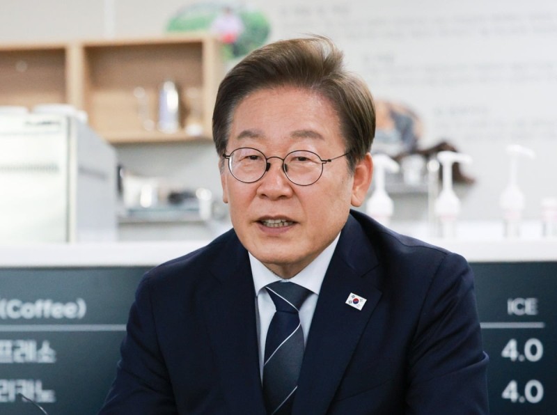 李 <b>대통령</b>, <b>비공개</b>로 <b>장남</b> <b>결혼식</b>…소년공 시절 친구들 초청