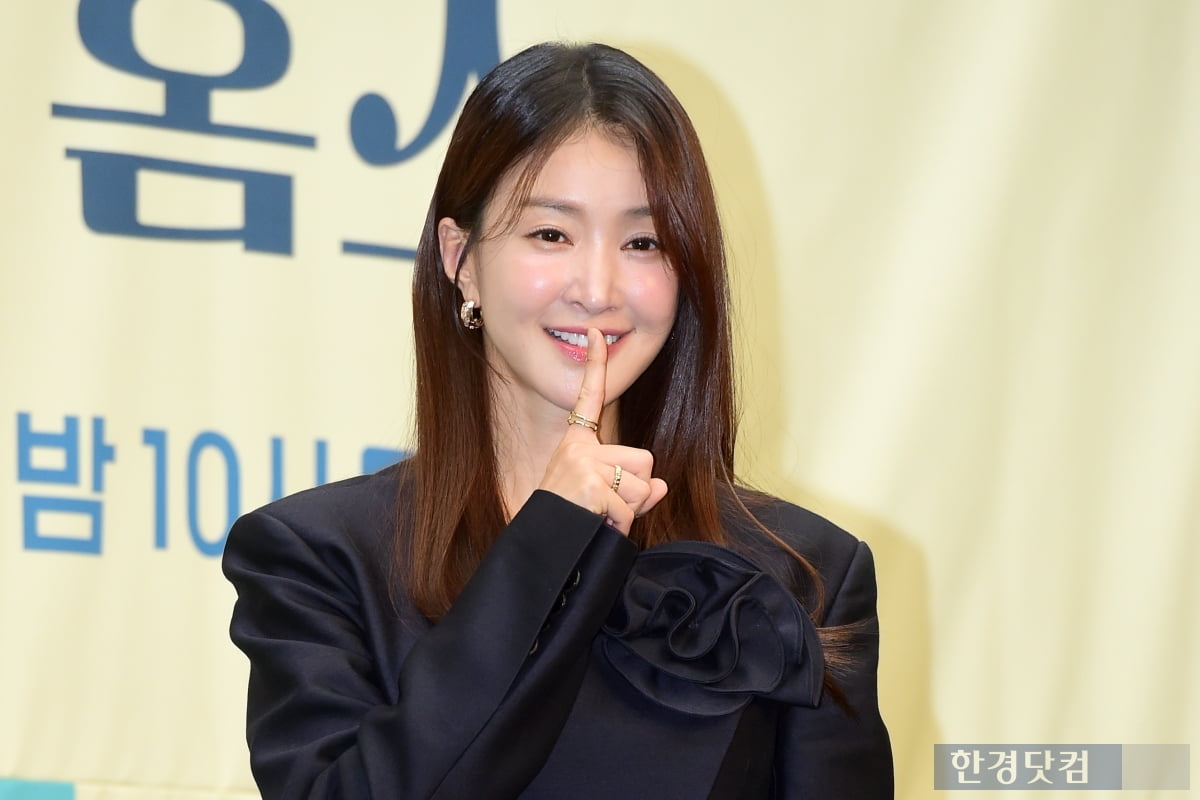 <b>이시영</b>, 이혼 후 첫 공식석상…"'<b>살롱드홈즈</b>' 할 수 있어 다행이었다"