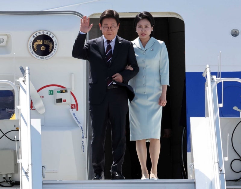 [포토] <b>이재명</b> 대통령, <b>캐나다</b> 도착…<b>G7</b> 정상회의 공식 일정 시작