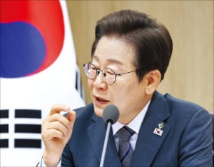 이재명 대통령이 24일 대통령실 청사에서 국무회의를 주재하고 있다.  김범준 기자