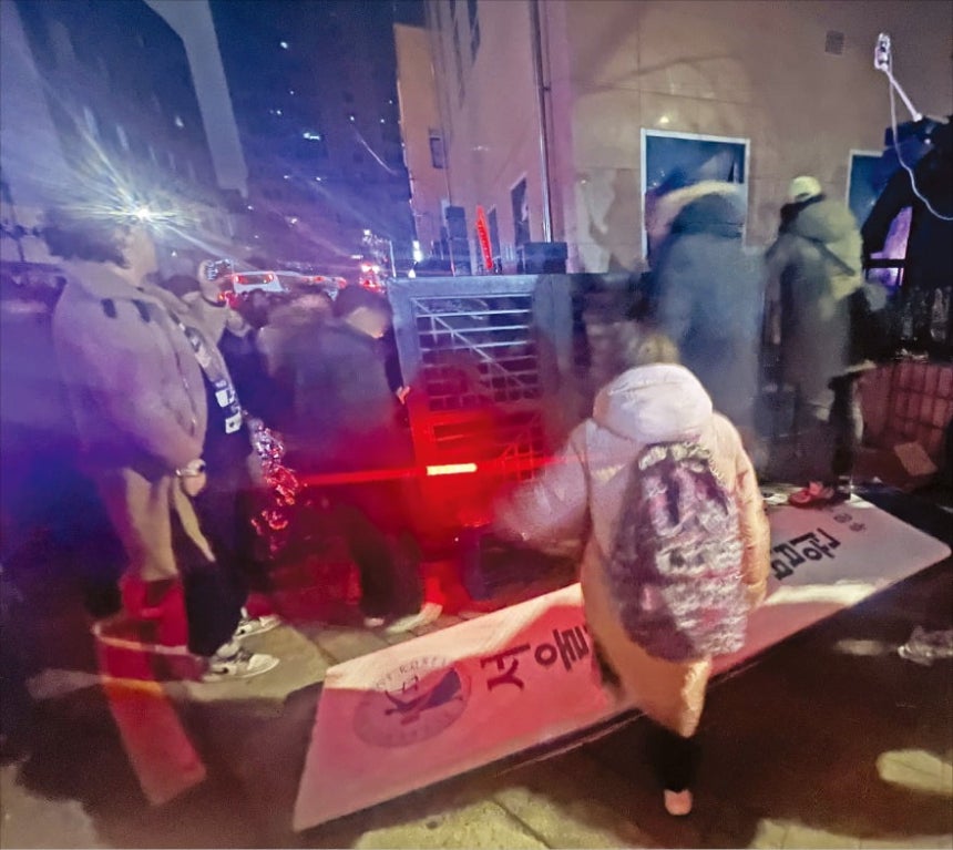 지난 1월 19일 새벽 윤석열 전 대통령에 대한 구속영장이 발부되자 서울 서부지법에 지지자들이 진입해 난동을 부리고 있다. 뉴스1