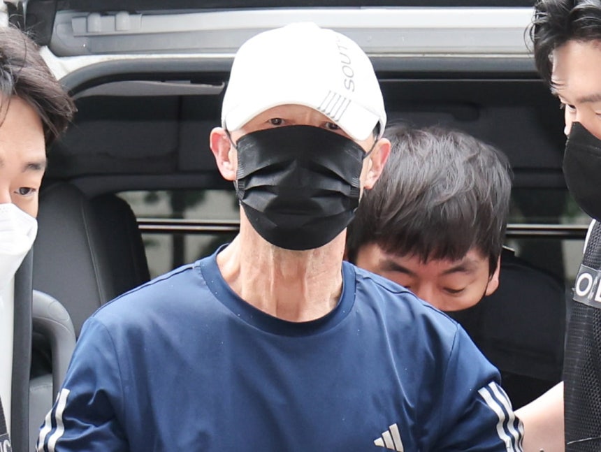 지난 2일 서울 지하철 5호선 열차 안에 불을 지른 60대 남성이 영장실질심사를 위해 서울 양천구 서울남부지법에 출석하고 있다./사진=뉴스1