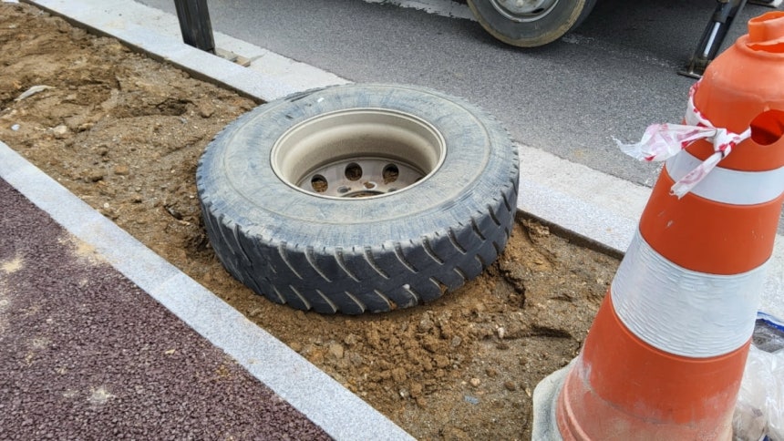 달리던 화물차의 바깥쪽 뒷바퀴가 빠져 여고생 A양을 덮쳤다./사진=경기소방재난본부