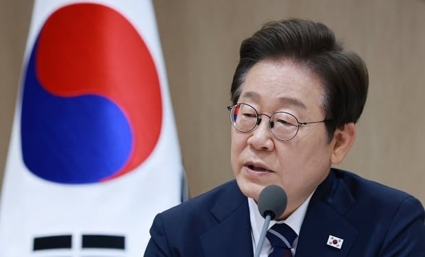 [속보] 법원, 李<b>대통령</b> '<b>법카 유용 의혹</b>' <b>재판</b>도 <b>연기</b>…기일 추후 지정