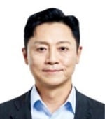 [한경에세이] 피라미드의 붕괴와 1인 조직