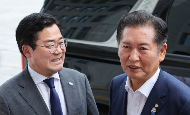 <b>정청래</b>·<b>박찬대</b> "<b>검찰개혁</b>, 폭풍처럼 몰아쳐 해치워야"