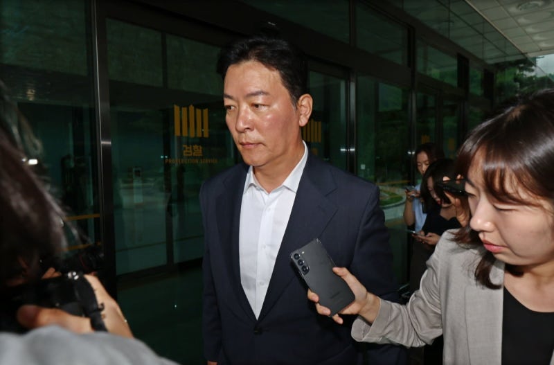 [속보] <b>김성훈 전 경호처 차장</b> 내란특검 출석