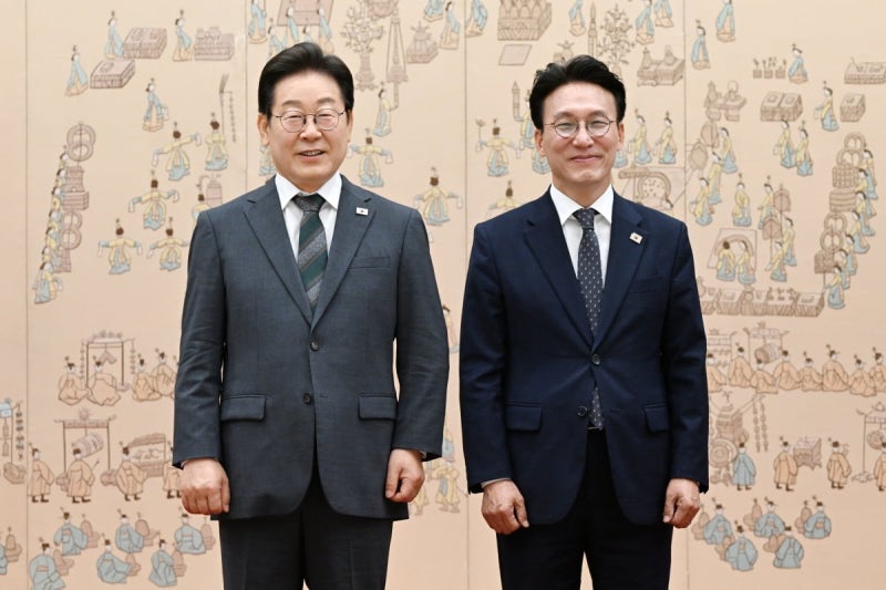 李대통령, <b>김민석</b> 국무<b>총리</b>에 <b>임명</b>장 수여…"잘 부탁드린다"