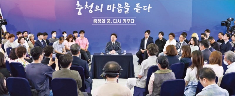 李<b>대통령</b> "도덕적 해이? 빚탕감 기대하고 신불자로 살 수 있나"