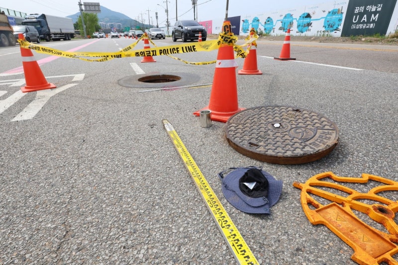 [속보] <b>인천 맨홀 사고</b> 실종자 숨진 채 발견