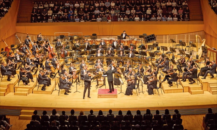 정교한 계산으로 빚은 예술…서울 물들인 스위스 로망드 오케스트라 '봄의 제전'