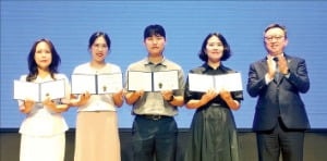 "고객 중심의 혁신 이어가자"…신한은행 창립 43주년 기념식