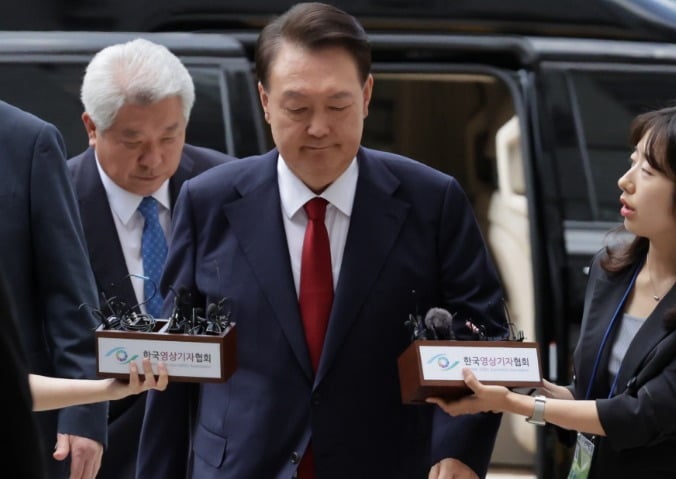 尹, 서울중앙지법 도착…곧 특검 <b>구속영장 심사</b> 시작