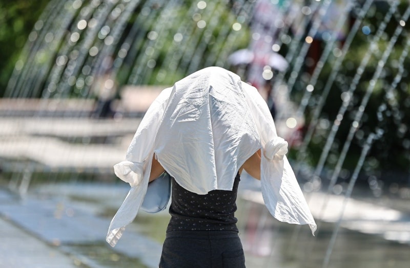 극한 <b>폭염</b> 언제 끝나나…금요일에도 낮 최고 <b>36도</b>
