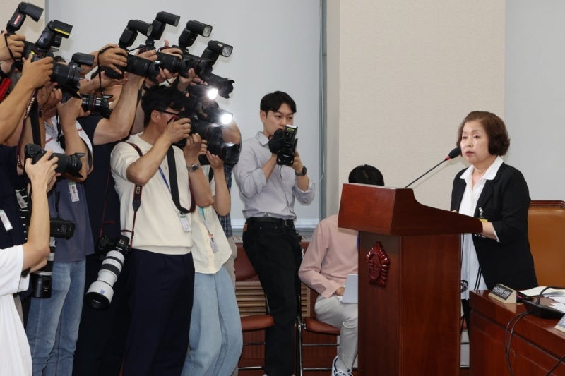 교육부 국장 "'<b>리박스쿨</b> 관련 단체 챙겨라' <b>대통령실</b> <b>압력</b> 있었다"
