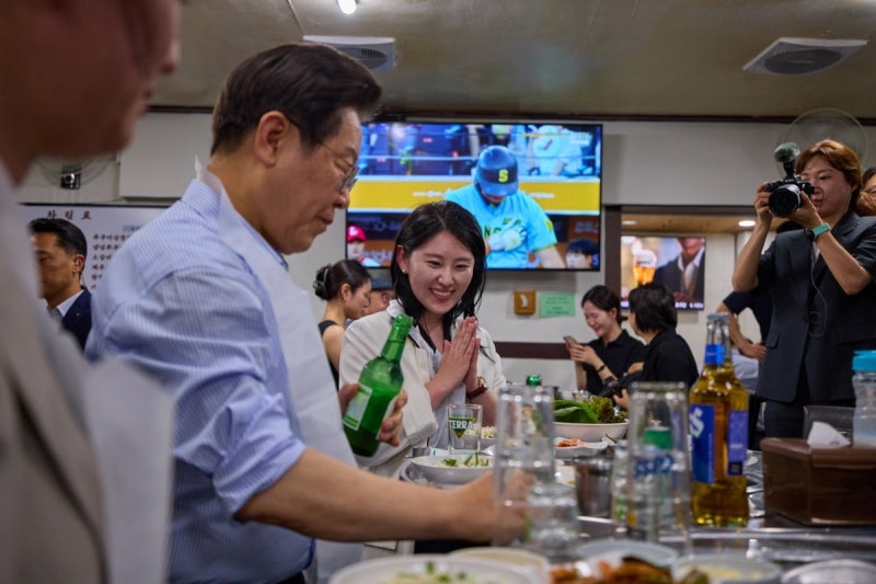 '삼겹살 외식' <b>이재명 대통령</b> "골목이 살아야 경제가 산다"