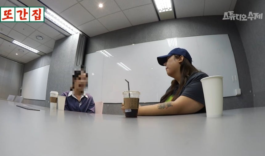 여수 맛집에서 '혼밥'을 한 영상을 올린 유튜버 A(왼쪽)씨와 방송인 풍자. 사진=스튜디오 수제 유튜브 채널 영상 갈무리