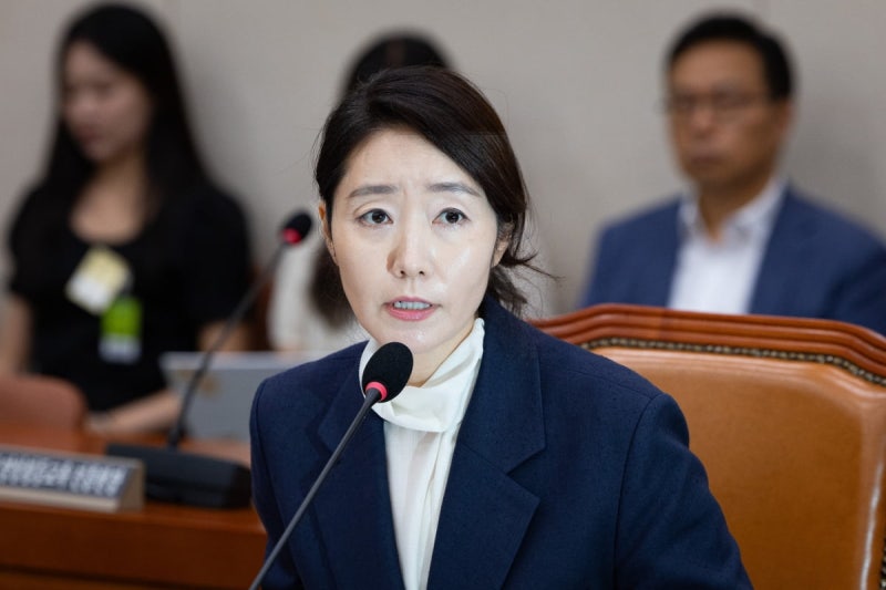 <b>강선우</b> "성실한 <b>의원</b>으로 돌아가겠다"…박지원이 전한 근황