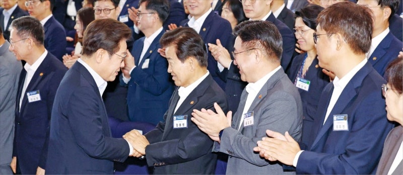 李 "관세협상 물밑선 생난리…이까지 흔들려"