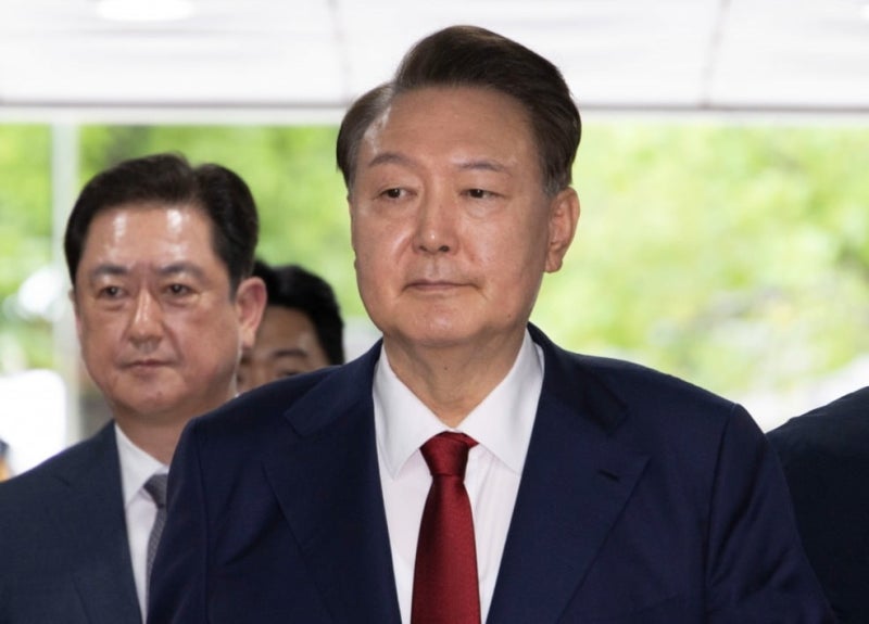 <b>김건희특검</b> "尹, 속옷만 입은 상태로 누워 완강히 체포 거부"