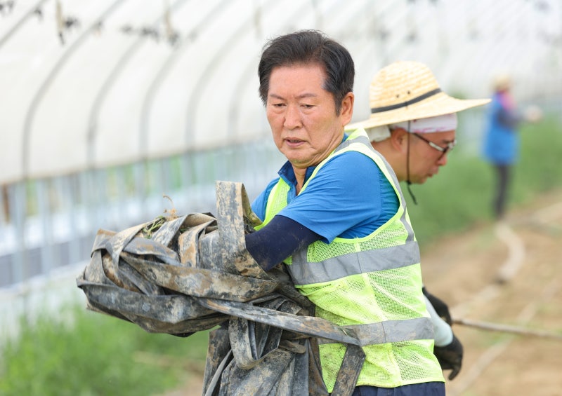 <b>정청래</b> 신임 민주당 대표 "<b>강선우</b> 든든한 <b>울타리</b> 되겠다"