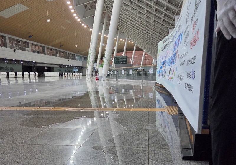 <b>전남</b> 무안 279.2 괴물 <b>폭우</b>…공항 2층 지붕서 비 줄줄