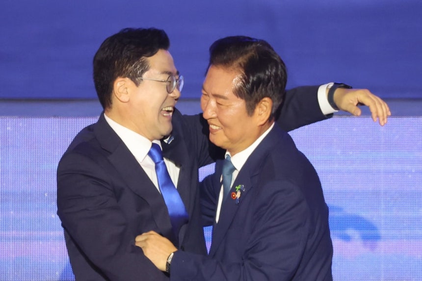 더불어민주당 정청래 신임 당대표가 2일 고양 킨텍스에서 열린 전국당원대회에서 박찬대 당대표 후보의 축하를 받고 있다. 사진=연합뉴스