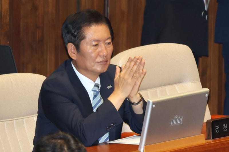 '국힘 패싱' <b>정청래</b>, 김어준 방송서 "정당 해산 못할 것 없다"