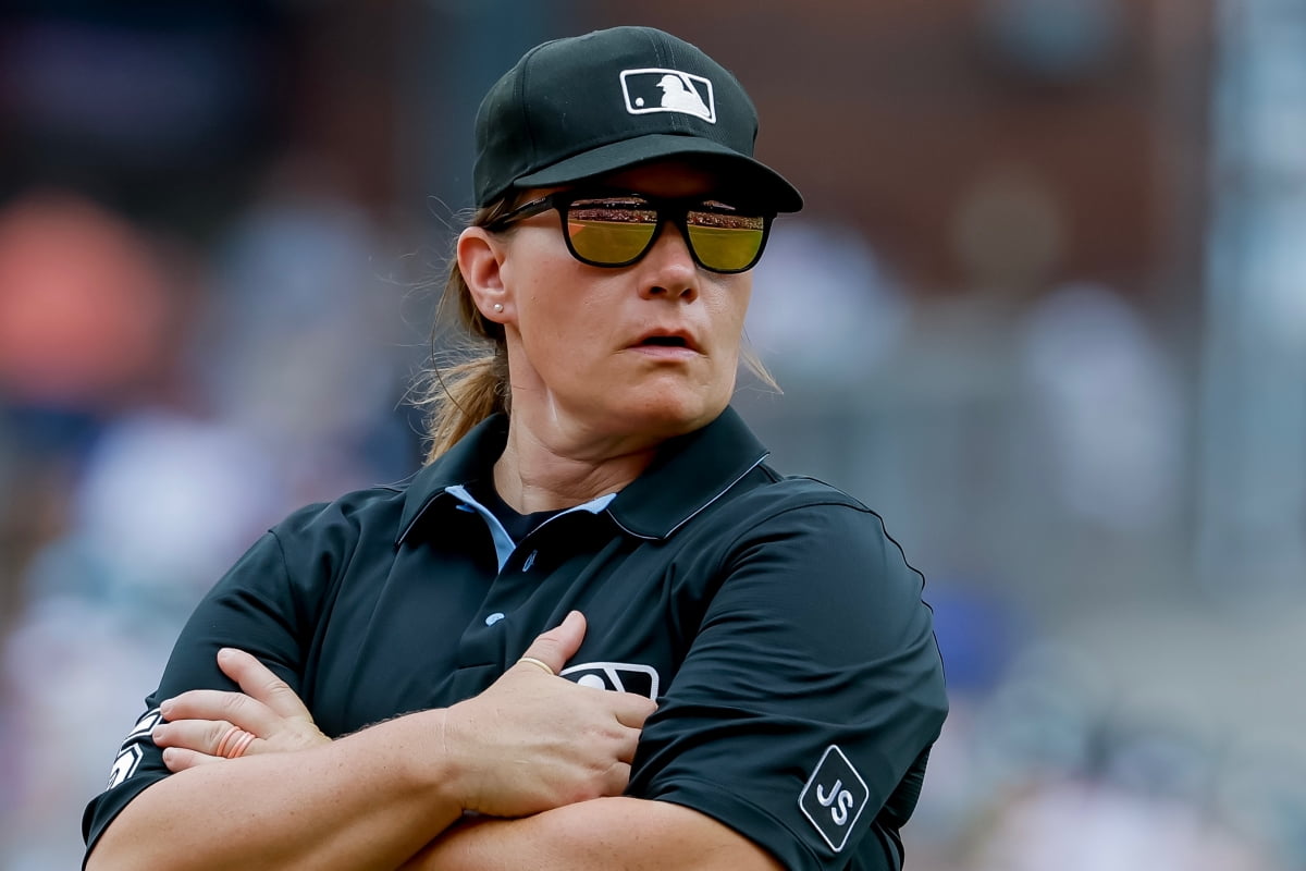 <b>MLB</b> 150년 역사에 <b>여성 심판</b> 첫 등장…1루심으로 데뷔
