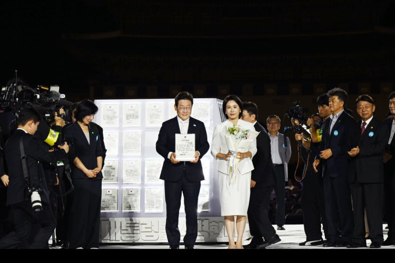 李<b>대통령</b>, 광화문 광장서 <b>국민임명식</b>…"<b>국민</b>만 믿고 직진"