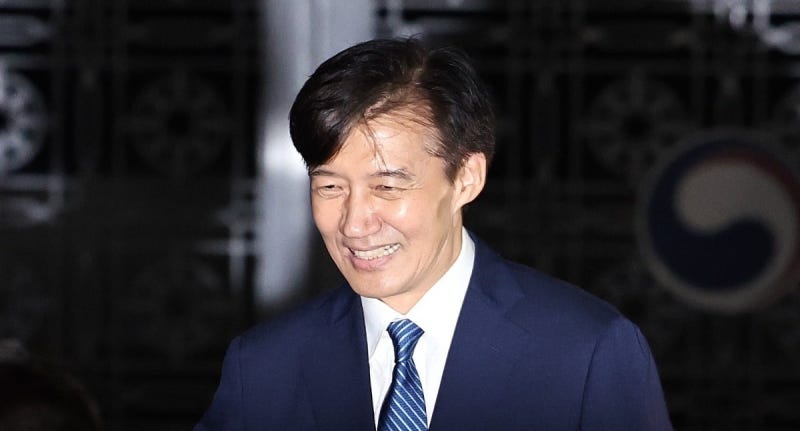 조국, 석방 사흘만 공개 행보…"첫 일정은 'DJ <b>묘역</b> 참배'"