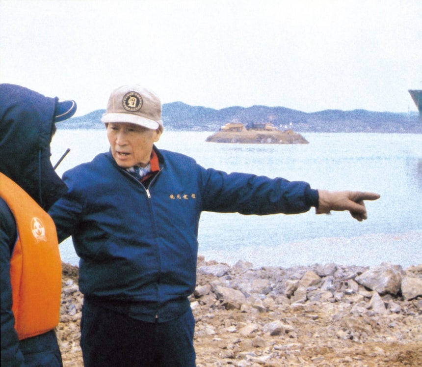 서산 간척지에서 간척 공사를 진두지휘하고 있는 정주영 창업회장 사진=현대차그룹