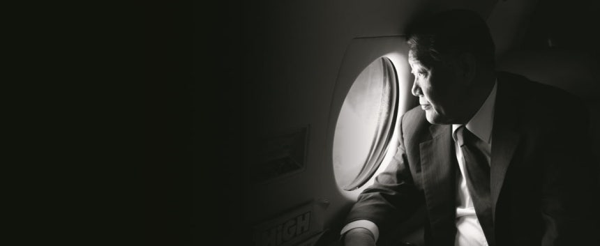 비행기 안에서 경영구상 중인 정몽구 명예회장 사진=현대차그룹