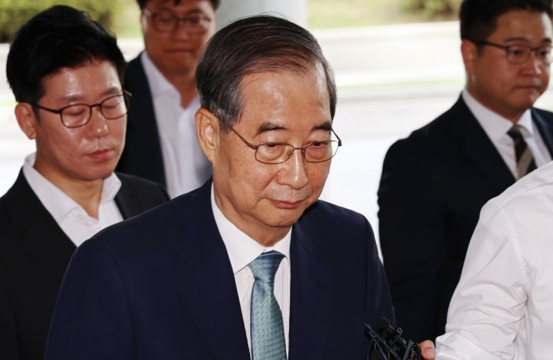 '계엄 가담·방조 혐의' <b>한덕수</b>, 침묵 속 <b>내란특검</b> 출석