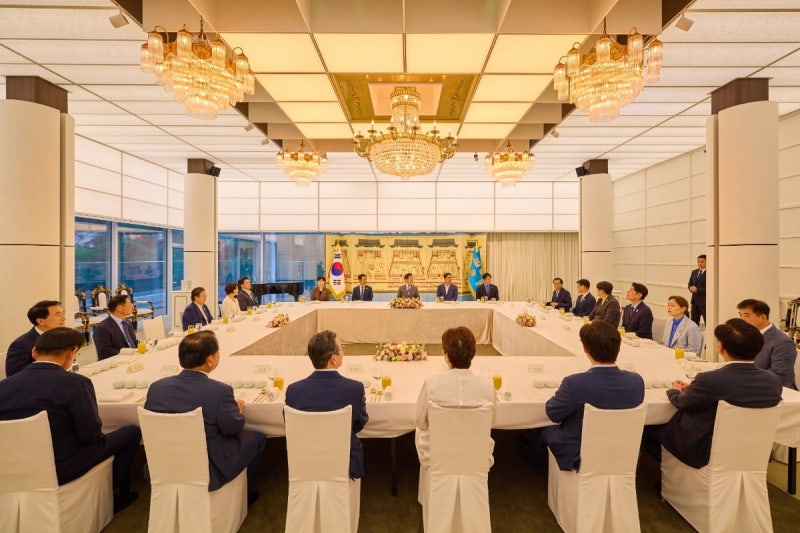 李<b>대통령</b>-與 <b>만찬</b>…"수사기소 <b>분리</b> 원칙 檢개혁안 추석前 마련"