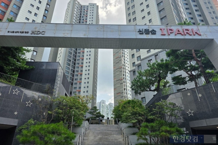 서울 마포구 신수동 '신촌숲아이파크' 문주 사진=이송렬 기자