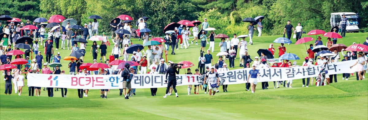 최고상금 대회에 스타 플레이어 총출동…폭염에도 1만 갤러리