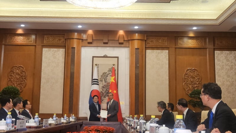 中 방문한 특사단 "경주 <b>APEC</b>에 <b>시진핑</b> <b>초청</b>"…대통령 친서 전달