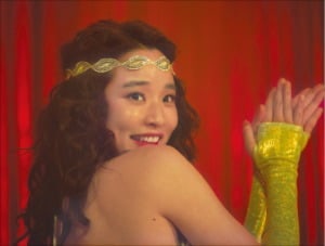 벗기려는 자들과의 한판 승부…원작 뒤집은 '워맨스' 빛났다