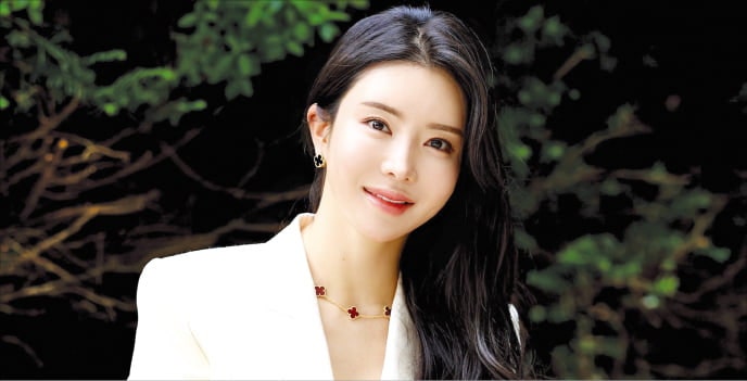 1년 전 은퇴하더니…30대 '미녀 프로골퍼'의 대변신
