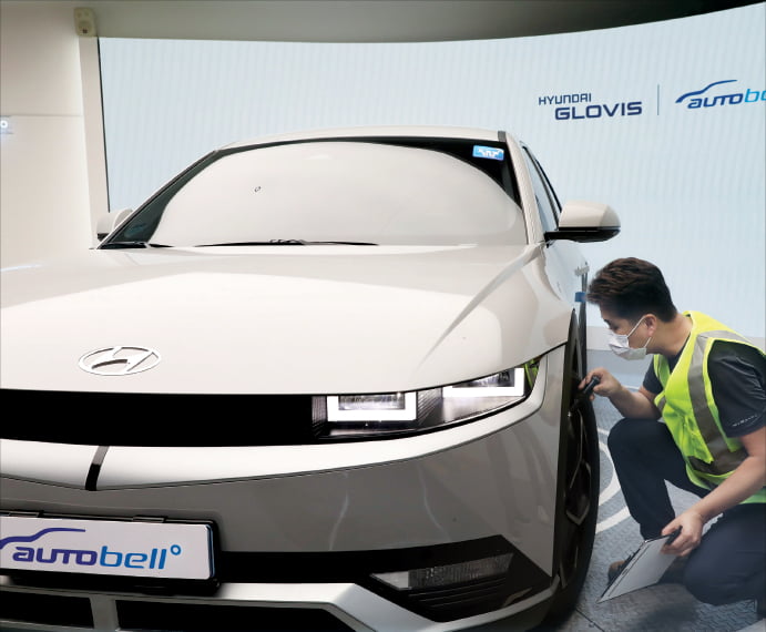 현대글로비스 오토벨 매니저가 중고차를 점검하고 있다. 현대글로비스 제공