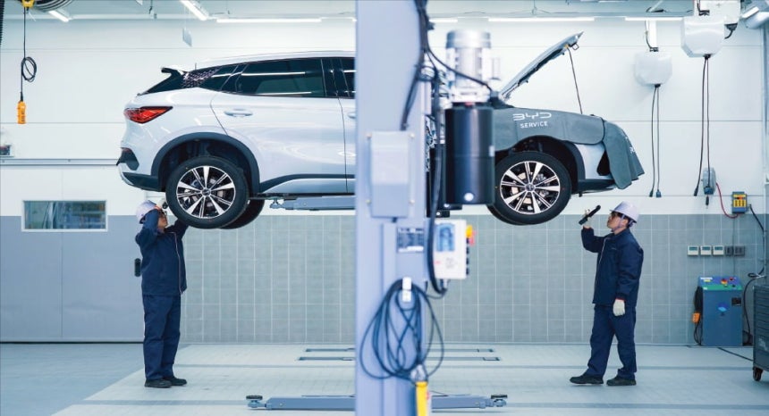 BYD의 정비사들이 차량 하단 부분을 점검하고 있다. /BYD코리아 제공